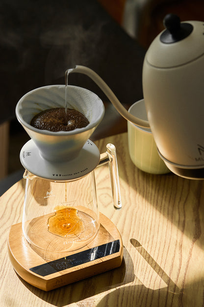 ميزان MUVNA الخشبي – تصميم فخم بتفاصيل استثنائية